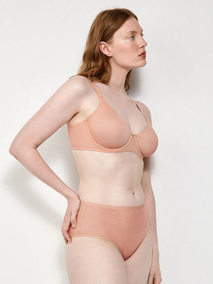 Braguita alta en tejido plumetti delicado