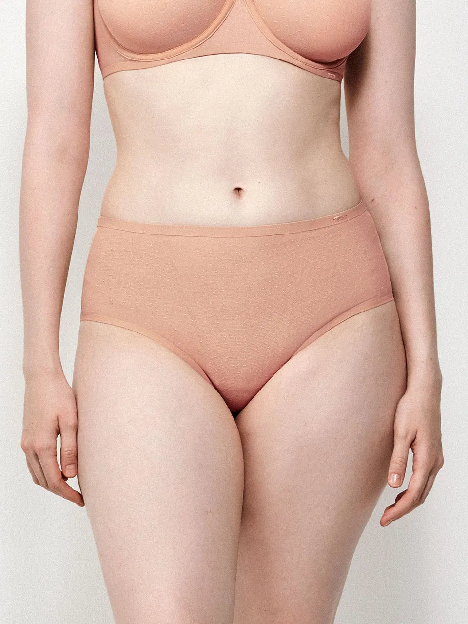 Braguita alta en tejido plumetti delicado
