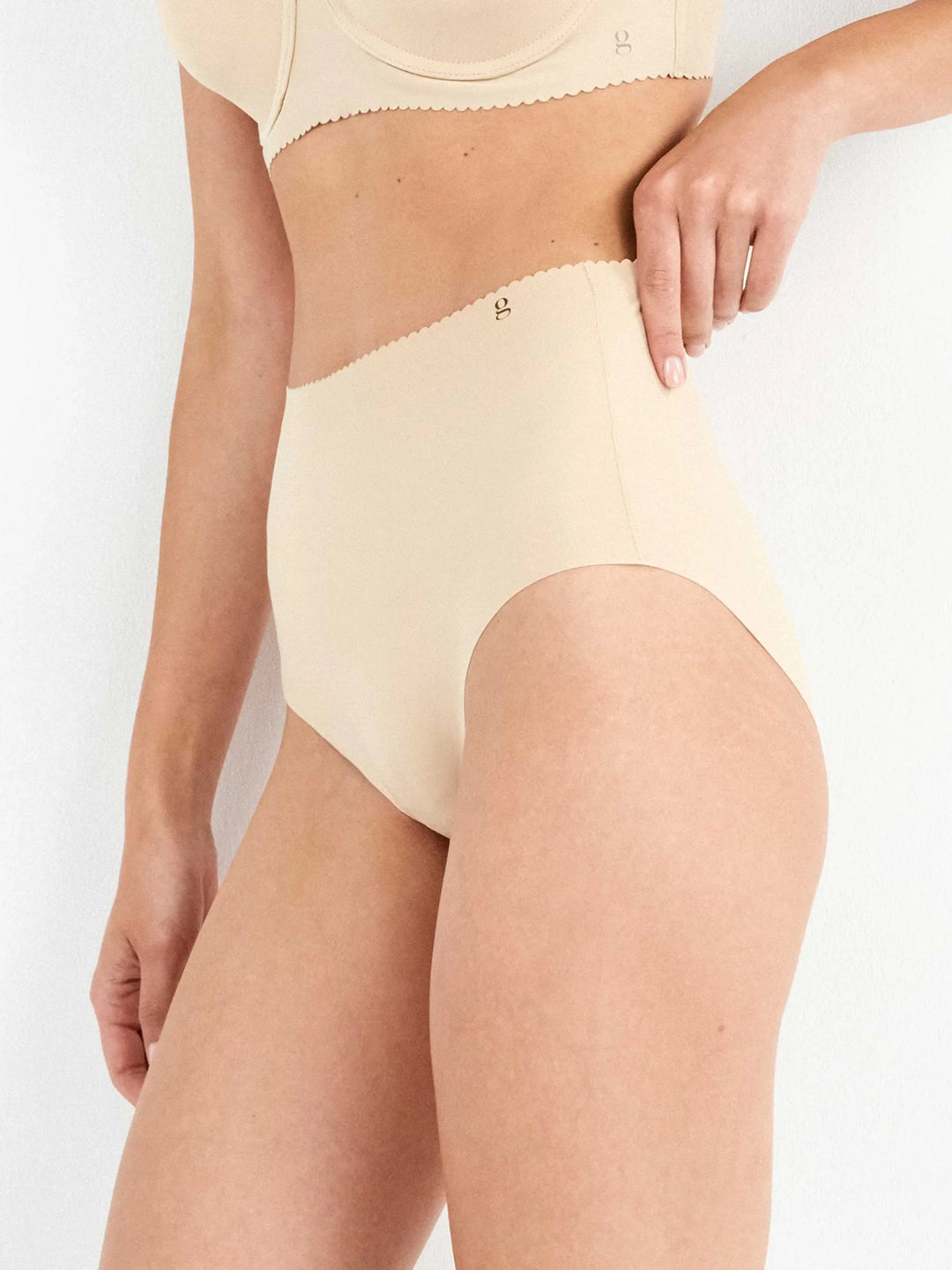 Braguita alta invisible tejido microfibra