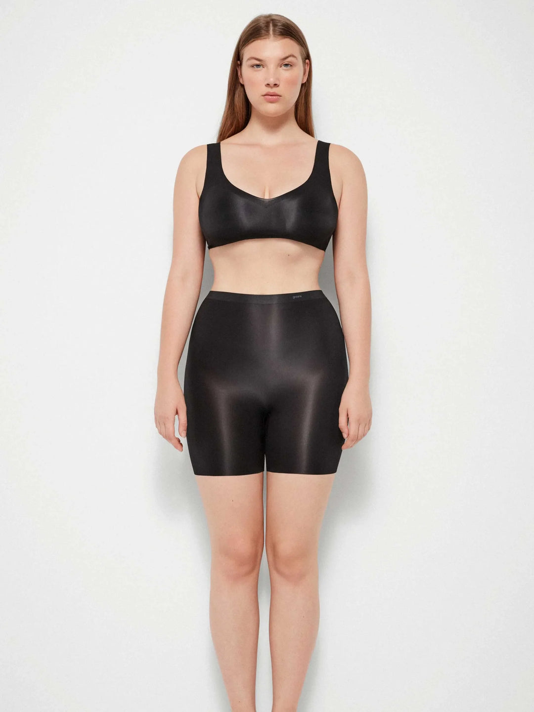 Pantalón moldeador con acabados termofusionados y corte láser