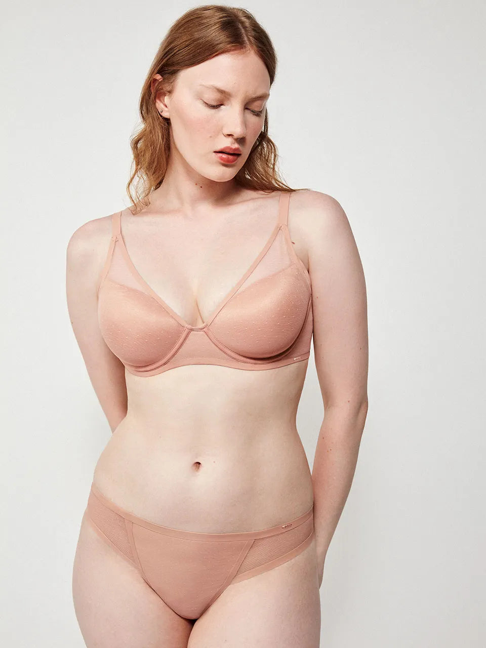 Sujetador bralette de capacidad y aros en tejido plumetti
